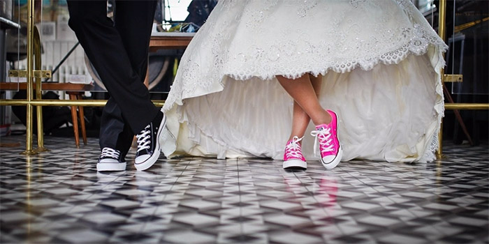 bride and groom in sneakers green wedding