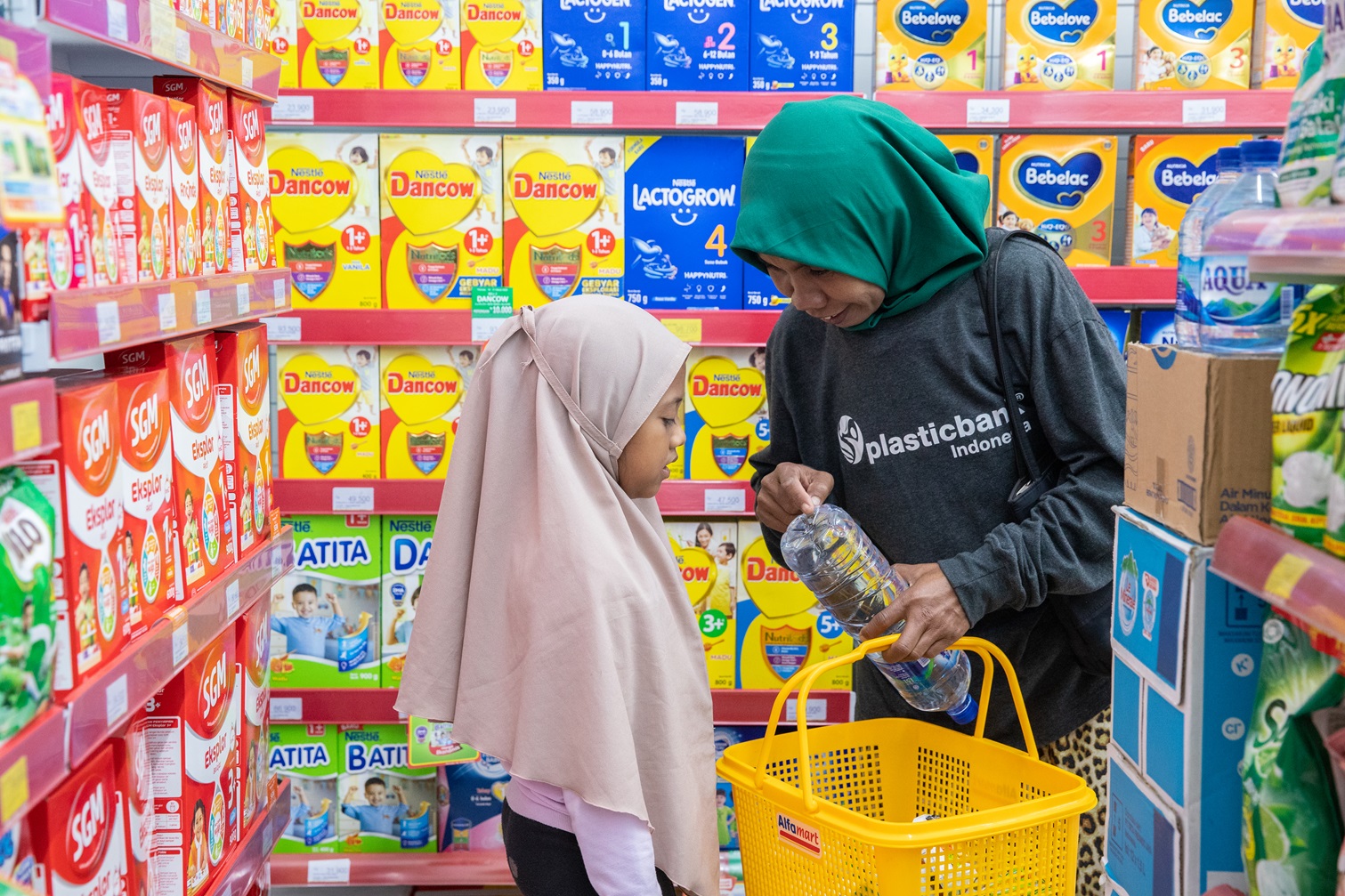 Atmawati and her daughter buying groceries in Bali, Indonesia. Photo Courtesy of Plastic Bank
