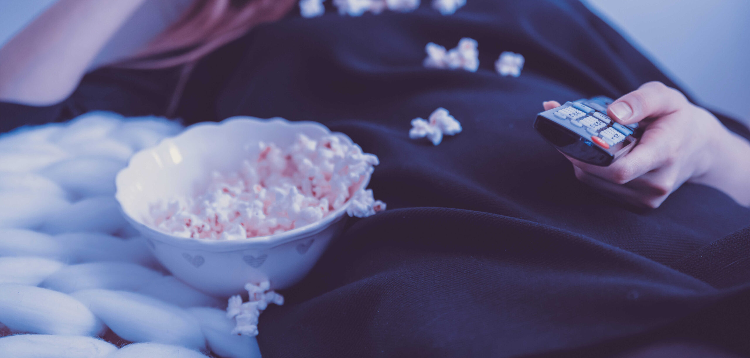 woman eating pop corn